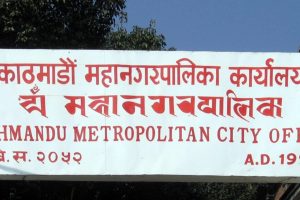 धुलोबाट इँटा बनाउँदै काठमाडौ महानगर