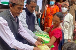 गुल्मी काठमाडौं सम्पर्क समितिले मुसीकोट र ईस्माका बाढीपहिरो पिडितलाई राहत हस्तान्तरण