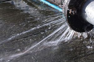 जीर्ण पाइपका कारण खानेपानी चुहावट