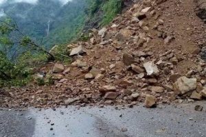 पहिरो जाँदा कर्णाली राजमार्ग अवरुद्ध