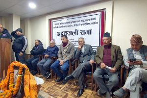 प्रजातन्त्र सेनानी चित्रकारको पुण्य तिथिमा ह्वील चियर र स्टेचर हस्तान्तरण