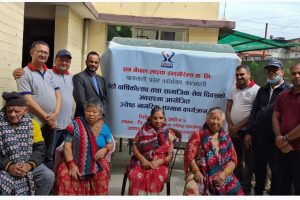 सन नेपाल लाईफद्वारा जेष्ठ नागरिकहरुलाई न्यानो कपडा र फलफुल वितरण