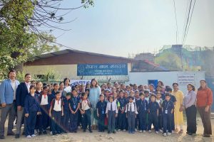 लक्ष्मी सनराइज बैंकद्वारा बालबालिकाको लागि लुगा तथा खाद्यान्न सहयोग