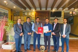 होटल क्राउन हिमालयज  र  एभरेष्ट बैंक बिच सम्झौता