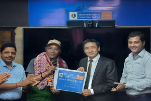 लुम्बिनी विकास बैंकद्वारा किर्तिमानी पर्वतारोही कामी रितालाई बैंकको लोगो अंकित ब्यानर हस्तान्तरण