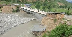 भटौली खोलामा बाढीः पक्की पुलमा क्षति, सवारी आवगमन बन्द
