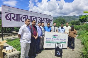 सांग्रिला डेभलपमेन्ट बैंकद्वारा बयालपाटा अस्पताललाई अक्सिजन कन्सन्ट्रेटर हस्तान्तरण