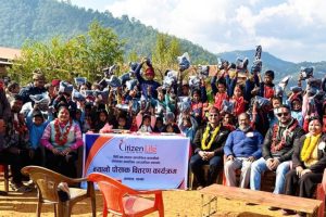 सिटिजन लाइफद्वारा गुल्मीका विद्यार्थीलाई न्यानो कपडा वितरण