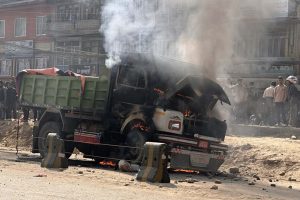 अरनिको राजमार्ग अवरुद्ध, प्रदर्शनकारी र प्रहरीबीच झडप