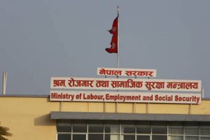सरकारले गर्याे खाडी मुलुक जाने श्रमिकका लागि श्रम स्वीकृति स्थगित