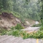 पहिरोले मेची राजमार्ग अवरुद्ध, इलाम–झापा आवागमन प्रभावित