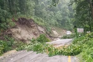 पहिरोले मेची राजमार्ग अवरुद्ध, इलाम–झापा आवागमन प्रभावित