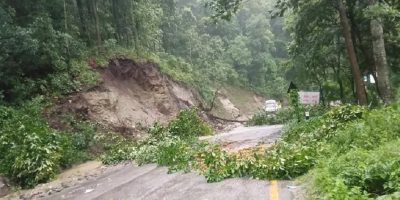 पहिरोले मेची राजमार्ग अवरुद्ध, इलाम–झापा आवागमन प्रभावित