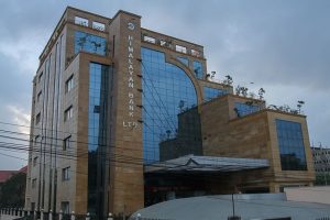 हिमालयन बैंकद्वारा बाढीपीडितका लागि ३ करोड १ लाख सहयोग