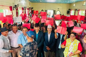 मध्यपुरथिमिका ४२१ परिवारले पाए जग्गाधनी पुर्जा