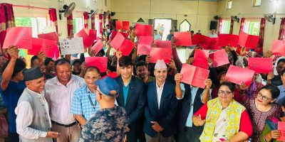 मध्यपुरथिमिका ४२१ परिवारले पाए जग्गाधनी पुर्जा