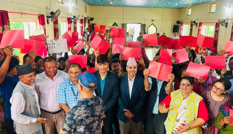 मध्यपुरथिमिका ४२१ परिवारले पाए जग्गाधनी पुर्जा
