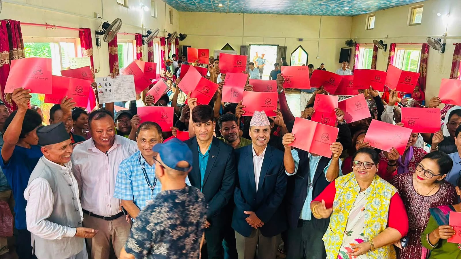 मध्यपुरथिमिका ४२१ परिवारले पाए जग्गाधनी पुर्जा