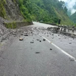 नाम्सी खोला पुल नजिकै सडकमा ढुंगा खस्यो