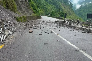 नाम्सी खोला पुल नजिकै सडकमा ढुंगा खस्यो
