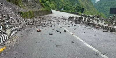 नाम्सी खोला पुल नजिकै सडकमा ढुंगा खस्यो