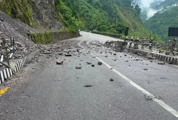 नाम्सी खोला पुल नजिकै सडकमा ढुंगा खस्यो