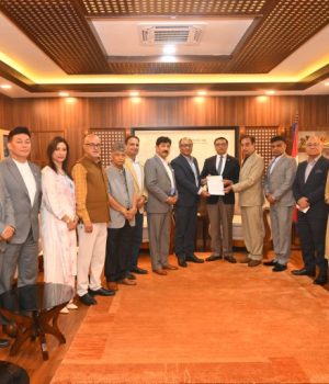 नेपाल निर्जीवन बीमा व्यवसायी सङ्घद्वारा बाढीपीडितका लागि ३ करोड ४७ लाख सहयोग