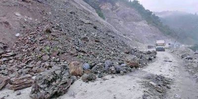 अविरल वर्षाले प्रमुख राजमार्ग प्रभावित, पृथ्वी राजमार्ग पूर्ण अवरुद्ध