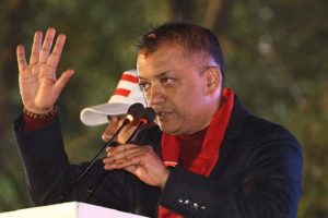 कांग्रेस सभापतिका उम्मेदवार गगन थापाद्वारा मतदातासँग मत माग्दै